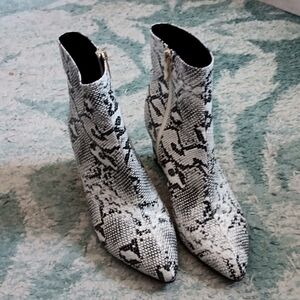 WetKiss faux leather snake skin black and white size 9M pointed toe boots